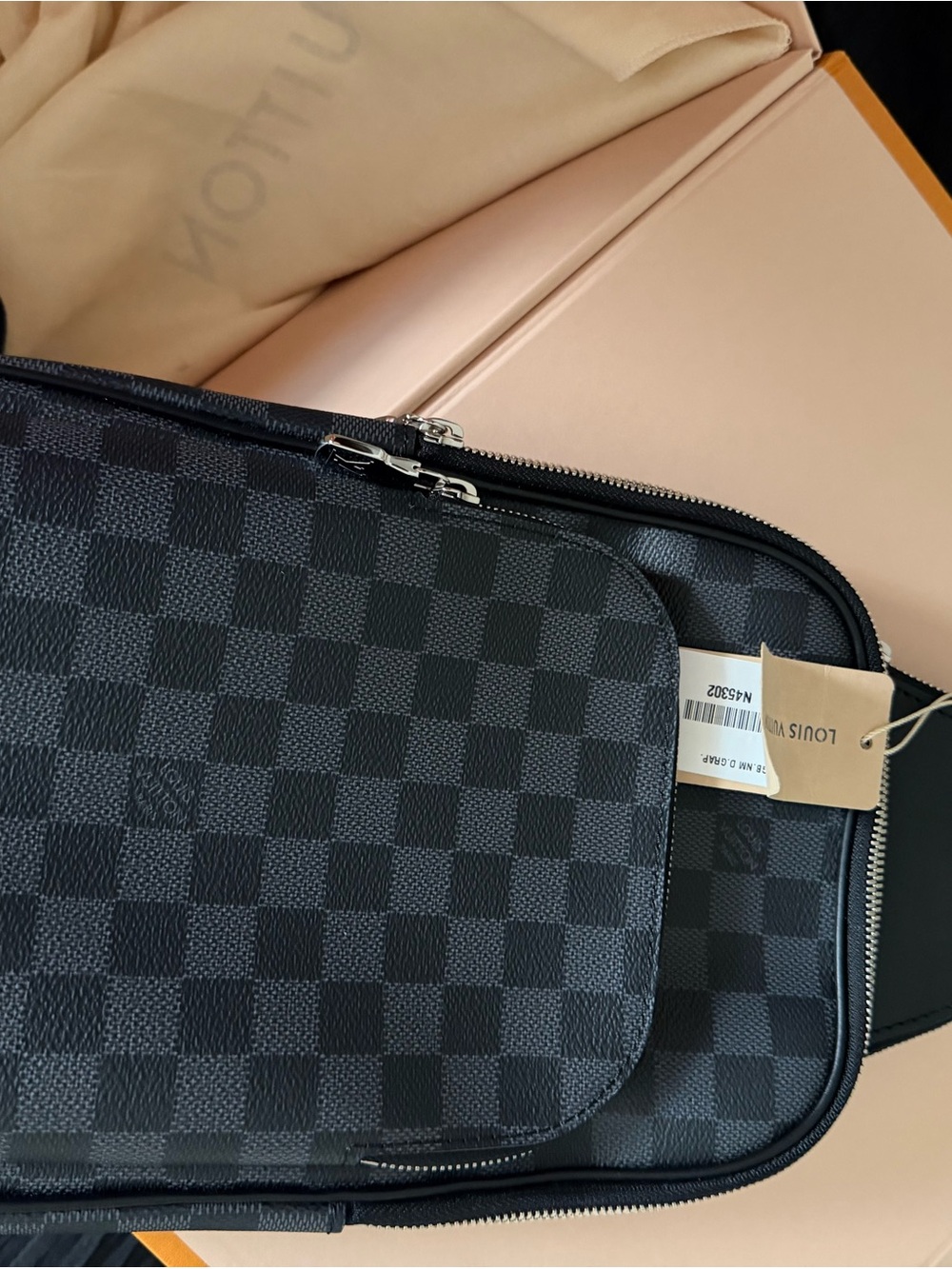 Louis Vuitton Avenue Slingbag - Picture 2 of 4